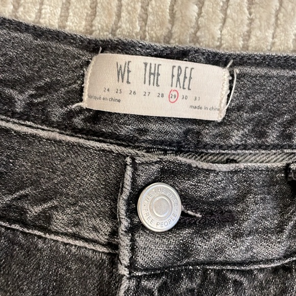 Free People WE THE FREE Jean Shorts in Gray/Washed Black - Size: 29 - Picture 3 of 3
